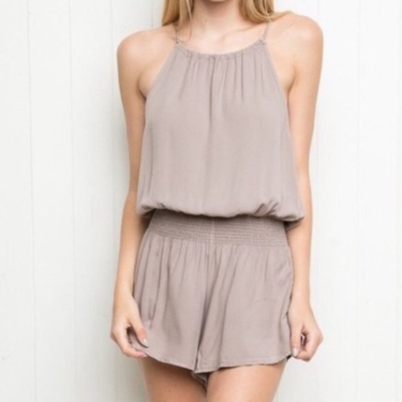 SOLD 🌸💝🌸 Brandy Melville Taupe Nude 🤎💜🤎 Romper Blanche Neutral Mini - Picture 3 of 10